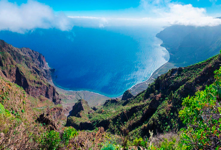 Mirador con volcanes, costa y cumbres de El Hierro