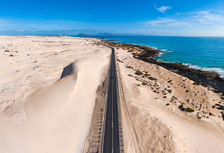 Dunas y costa del Parque Natural de Corralejo en Fuerteventura