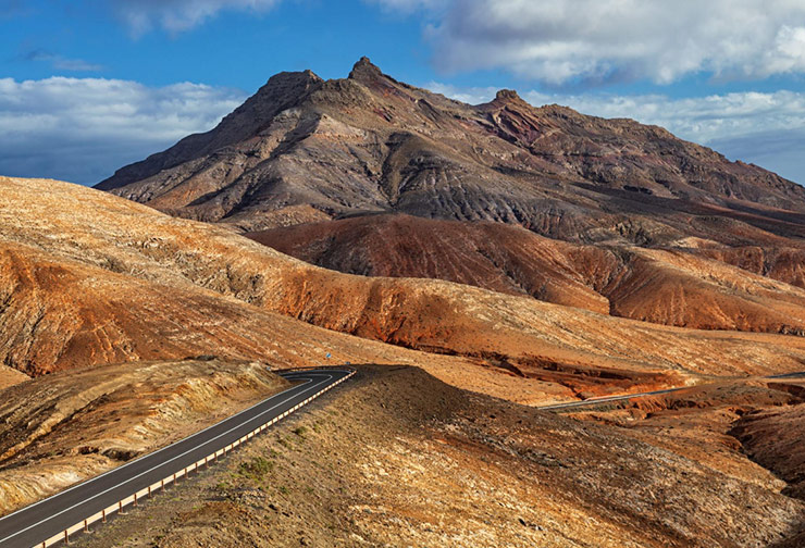 Mirador con costa, llanuras y relieve volcánico de Fuerteventura