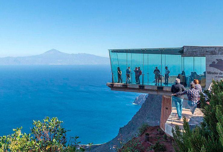 Mirador con bosque, barrancos y costa atlántica de La Gomera